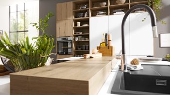 Einbauküche Interliving aus Holz in Weiß Interliving Küche Serie 3039 mit AEG Einbaugeräten Arcticweiß & Vulkaneiche – zweizeilig