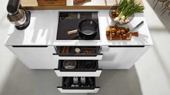 Einbauküche Interliving aus Holz in Weiß Interliving Küche Serie 3039 mit AEG Einbaugeräten Arcticweiß & Vulkaneiche – zweizeilig