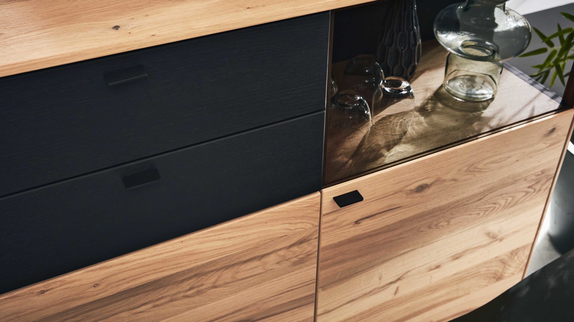 Sideboard Interliving aus Holz in Anthrazit Interliving Esszimmer Serie 5604 - Sideboard V728-0308 Anthrazit  & Eiche rustico- drei Türen, zwei Schubladen