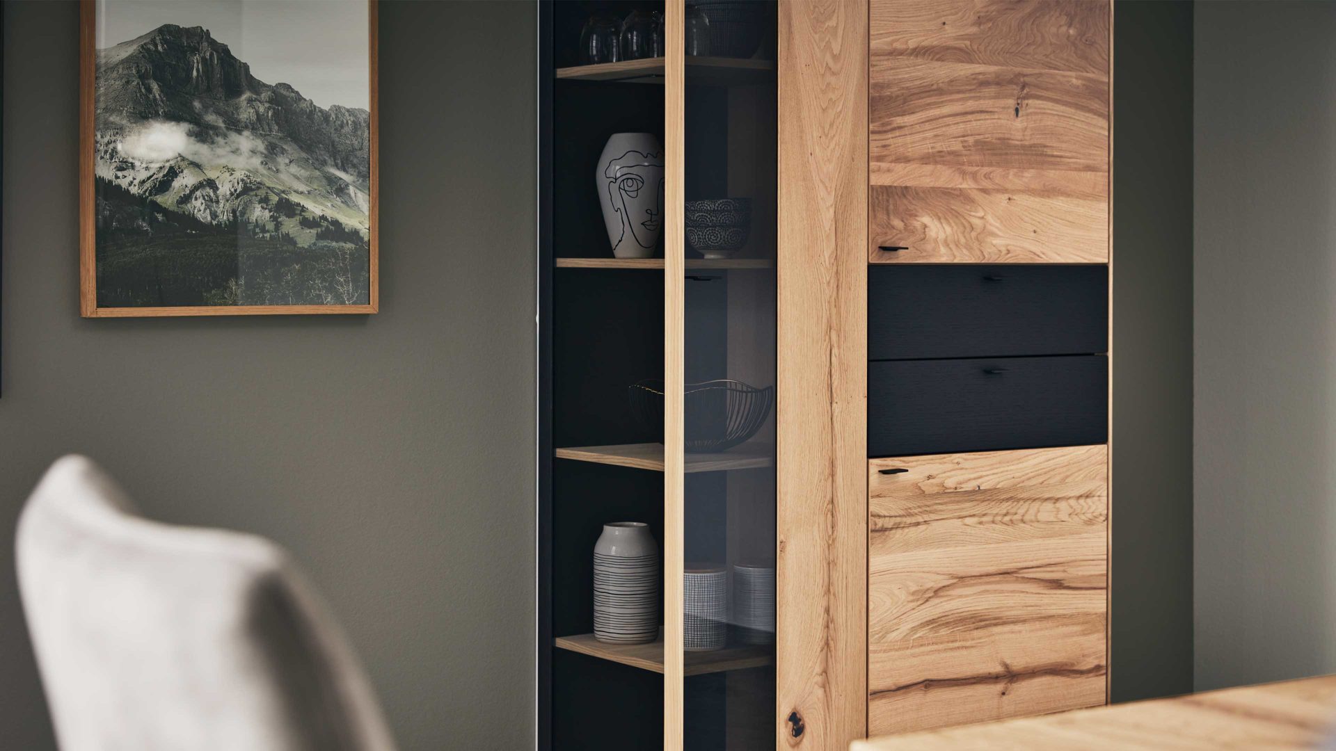 Vitrine Interliving aus Holz in Anthrazit Interliving Esszimmer Serie 5604 - Vitrine Anthrazit & Eiche rustico - drei Türen, zwei Schubladen