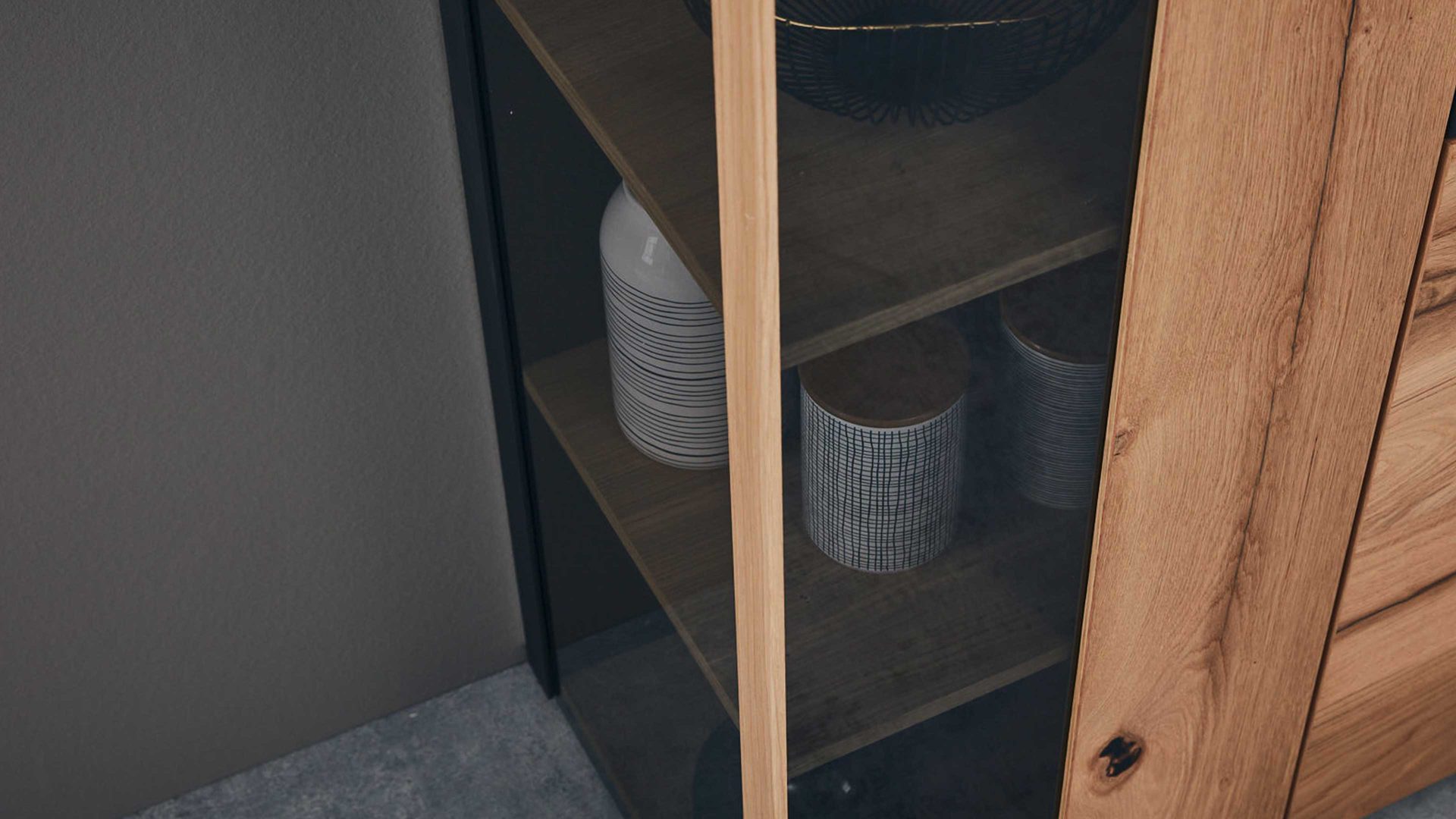 Vitrine Interliving aus Holz in Anthrazit Interliving Esszimmer Serie 5604 - Vitrine V745-0308R Anthrazit & Eiche rustico - drei Türen, zwei Schubladen