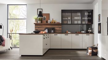 Einbauküche WERT KÜCHE® aus Holz in Weiß WERT KÜCHE® Ulrike mit AEG Einbaugeräten Muschelweiß, Rhombusmuster & Nussbaum Tobacco - zweiteilig