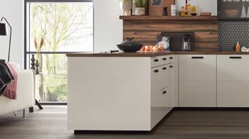 Einbauküche WERT KÜCHE® aus Holz in Weiß WERT KÜCHE® Ulrike mit AEG Einbaugeräten Muschelweiß, Rhombusmuster & Nussbaum Tobacco - zweizeilig