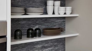 Einbauküche WERT KÜCHE® aus Holz in Weiß WERT KÜCHE® Ulrika mit privileg Einbaugeräten Kristallweiß & Calanca grau - Stellfläche ca. 281 x 250 cm