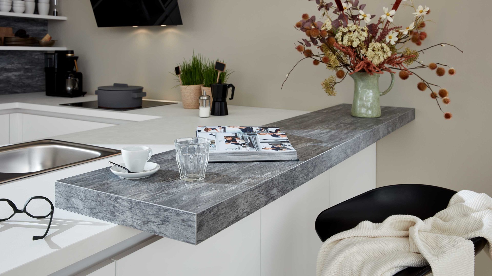 Einbauküche WERT KÜCHE® aus Holz in Weiß WERT KÜCHE® Ulrika mit privileg Einbaugeräten Kristallweiß & Calanca grau - Stellfläche ca. 281 x 250 cm