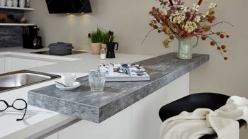 Einbauküche WERT KÜCHE® aus Holz in Weiß WERT KÜCHE® Ulrika mit privileg Einbaugeräten Kristallweiß & Calanca grau - Stellfläche ca. 281 x 250 cm