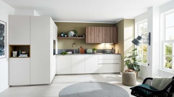 Einbauküche WERT KÜCHE® aus Holz in Weiß WERT KÜCHE® Franziska mit AEG Einbaugeräten Muschelweiß & Victoria Nussbaum - Stellfläche ca. 192 x 348 cm