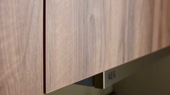 Einbauküche WERT KÜCHE® aus Holz in Weiß WERT KÜCHE® Franziska mit AEG Einbaugeräten Muschelweiß & Victoria Nussbaum - Stellfläche ca. 192 x 348 cm