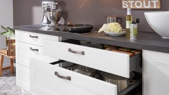 Einbauküche Interliving aus Holz in Weiß Interliving Küche Serie 3023 mit AEG Einbaugeräten Weiß & Mooreiche – zweizeilig