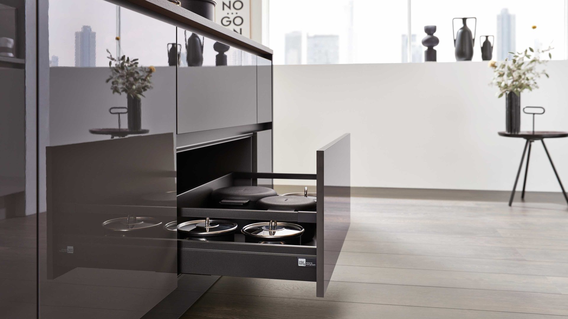 Einbauküche Interliving aus Holz in Grau Interliving Küche Serie 3042 mit SIEMENS Einbaugeräten Quarzgrau & Eiche Graphitsilber  – zweizeilig