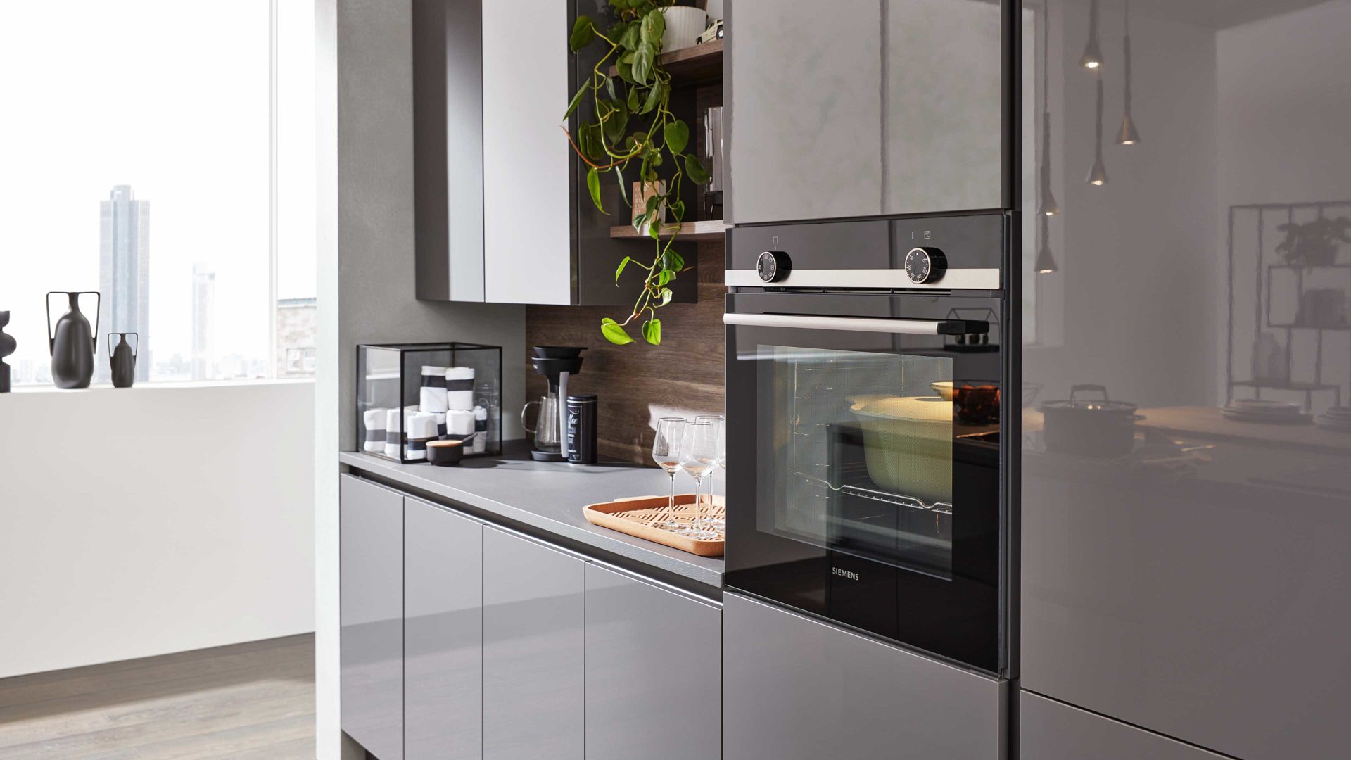 Einbauküche Interliving aus Holz in Grau Interliving Küche Serie 3042 mit SIEMENS Einbaugeräten Quarzgrau & Eiche Graphitsilber  – zweizeilig