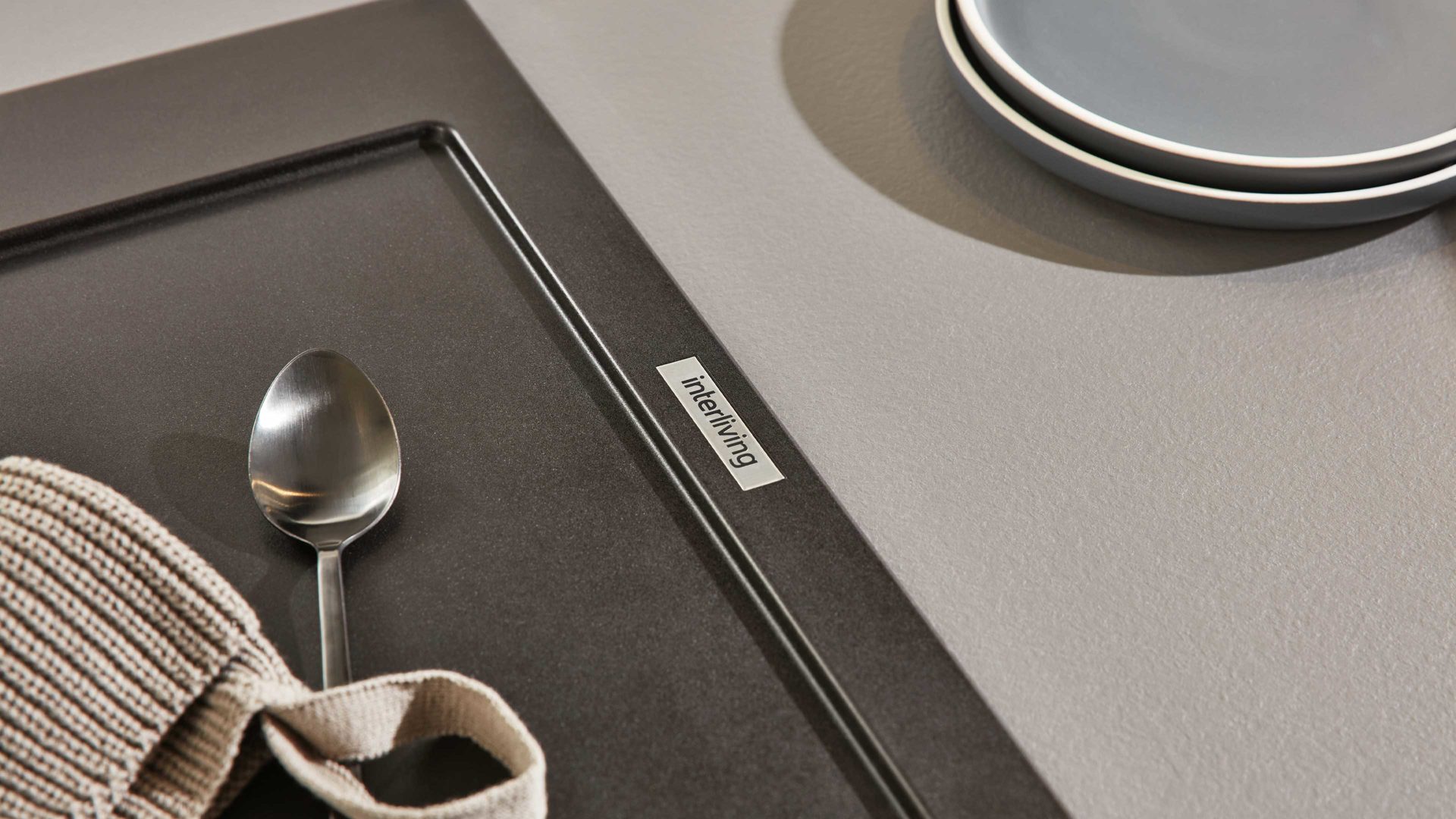 Einbauküche Interliving aus Holz in Grau Interliving Küche Serie 3042 mit SIEMENS Einbaugeräten Quarzgrau & Eiche Graphitsilber  – zweizeilig