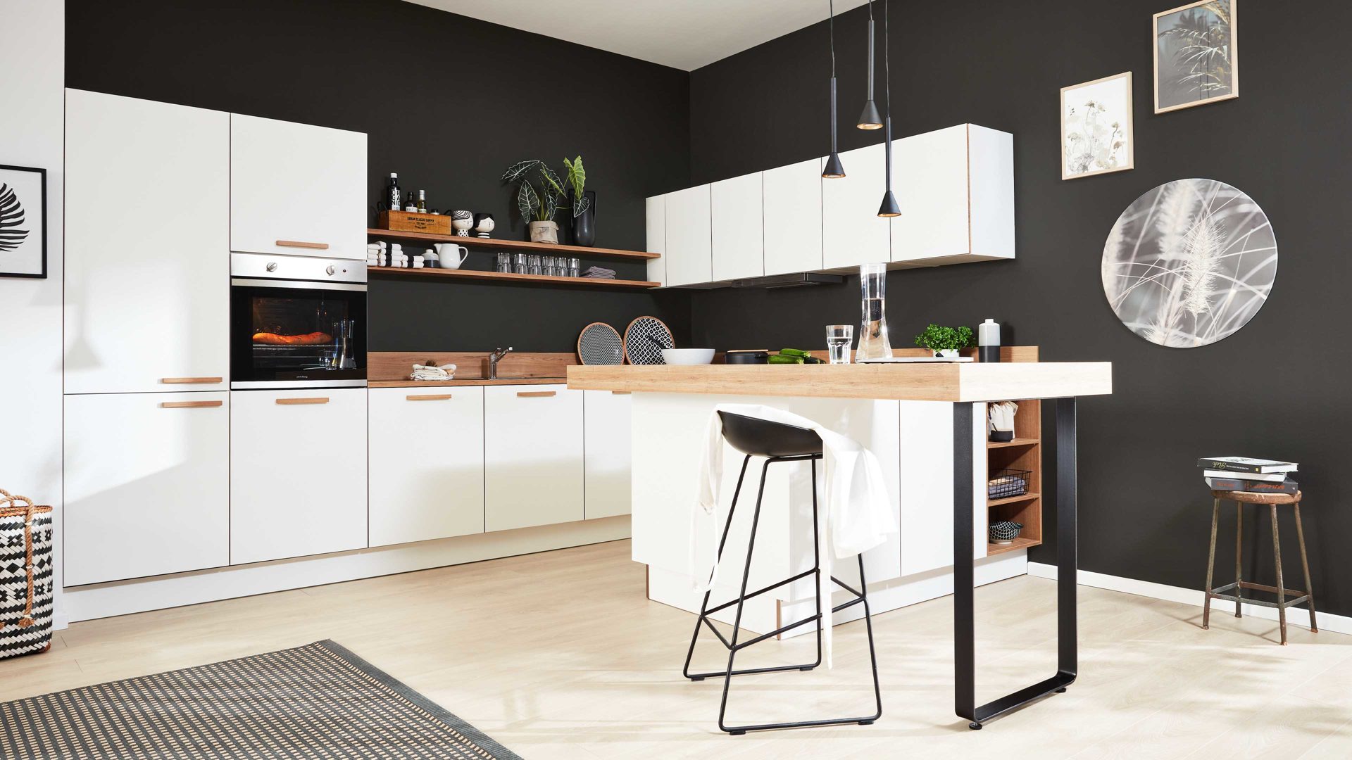 Einbauküche Interliving aus Holz in Weiß Interliving Küche Serie 3043 mit privileg Einbaugeräten Weiß & Vulkaneiche – Stellfläche ca. 365 x 258 cm