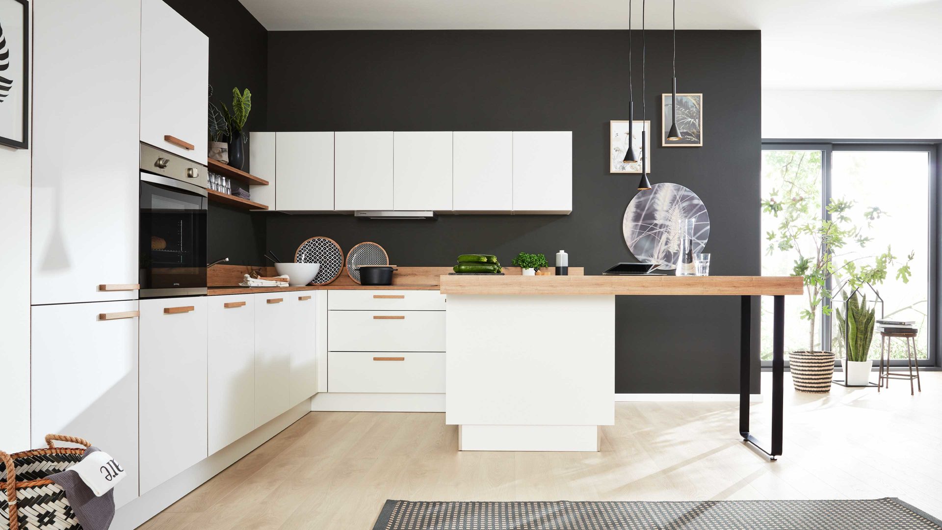 Einbauküche Interliving aus Holz in Weiß Interliving Küche Serie 3043 mit gorenje Einbaugeräten Weiß & Vulkaneiche – Stellfläche ca. 365 x 258 cm