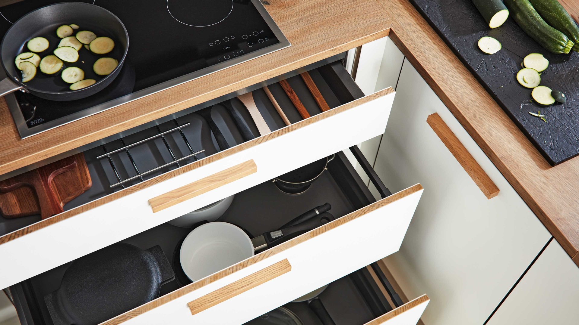 Einbauküche Interliving aus Holz in Weiß Interliving Küche Serie 3043 mit gorenje Einbaugeräten Weiß & Vulkaneiche – Stellfläche ca. 365 x 258 cm