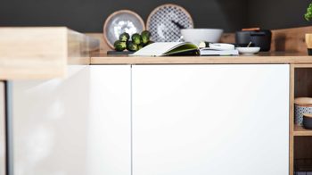 Einbauküche Interliving aus Holz in Weiß Interliving Küche Serie 3043 mit privileg Einbaugeräten Weiß & Vulkaneiche – Stellfläche ca. 365 x 258 cm