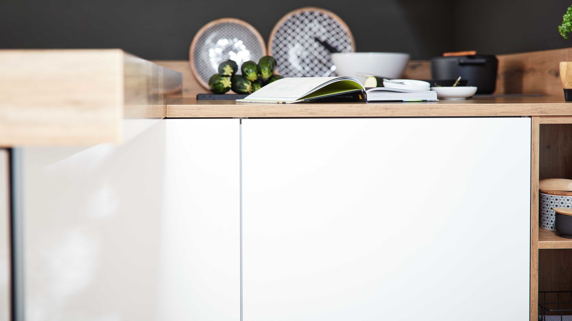 Einbauküche Interliving aus Holz in Weiß Interliving Küche Serie 3043 mit gorenje Einbaugeräten Weiß & Vulkaneiche – Stellfläche ca. 365 x 258 cm