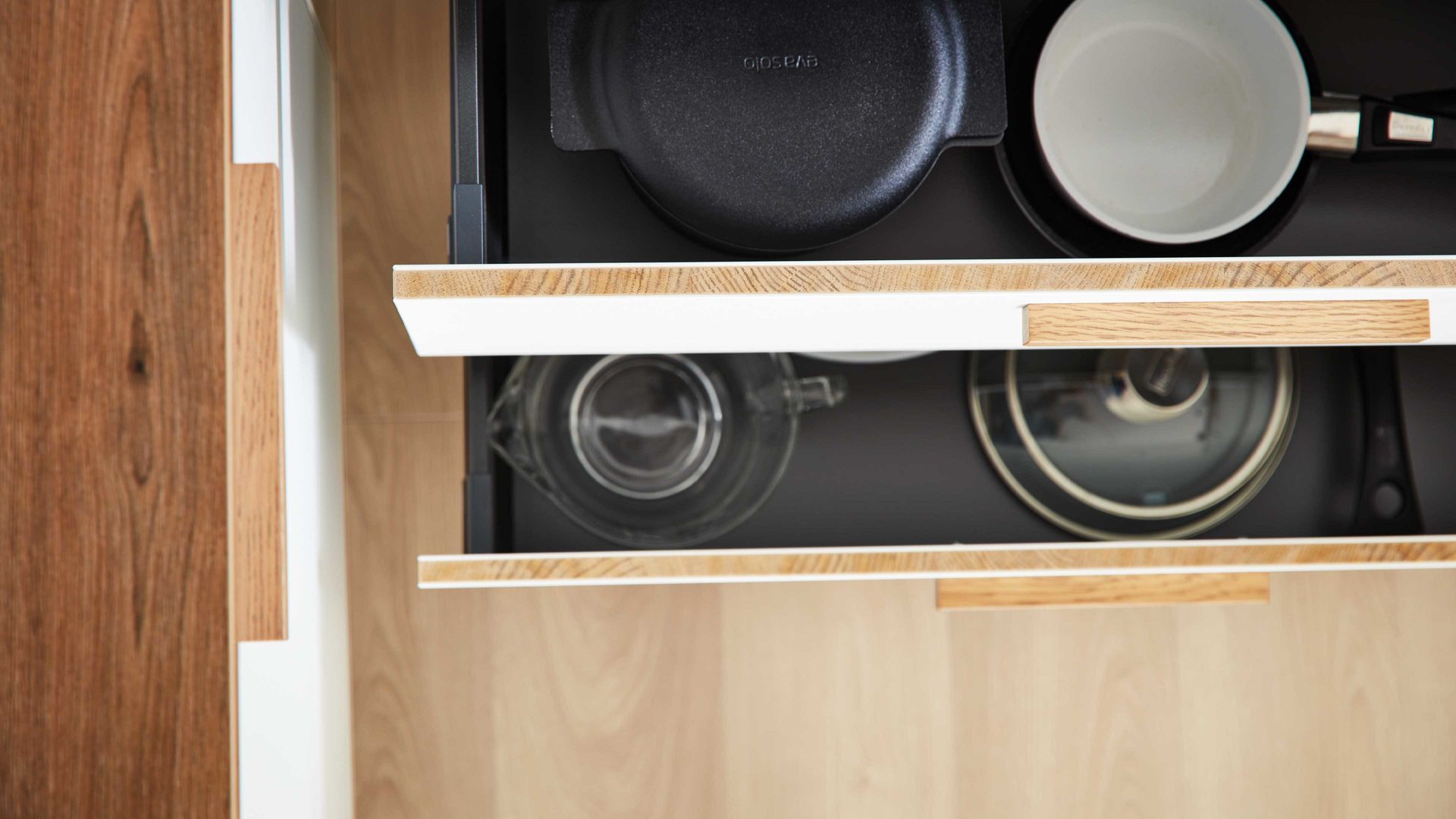 Einbauküche Interliving aus Holz in Weiß Interliving Küche Serie 3043 mit gorenje Einbaugeräten Weiß & Vulkaneiche – Stellfläche ca. 365 x 258 cm