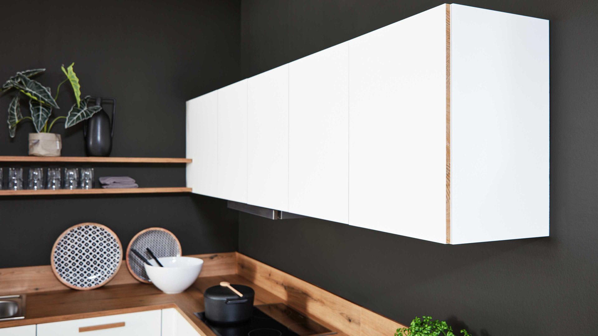 Einbauküche Interliving aus Holz in Weiß Interliving Küche Serie 3043 mit privileg Einbaugeräten Weiß & Vulkaneiche – Stellfläche ca. 365 x 258 cm