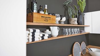 Einbauküche Interliving aus Holz in Weiß Interliving Küche Serie 3043 mit privileg Einbaugeräten Weiß & Vulkaneiche – Stellfläche ca. 365 x 258 cm