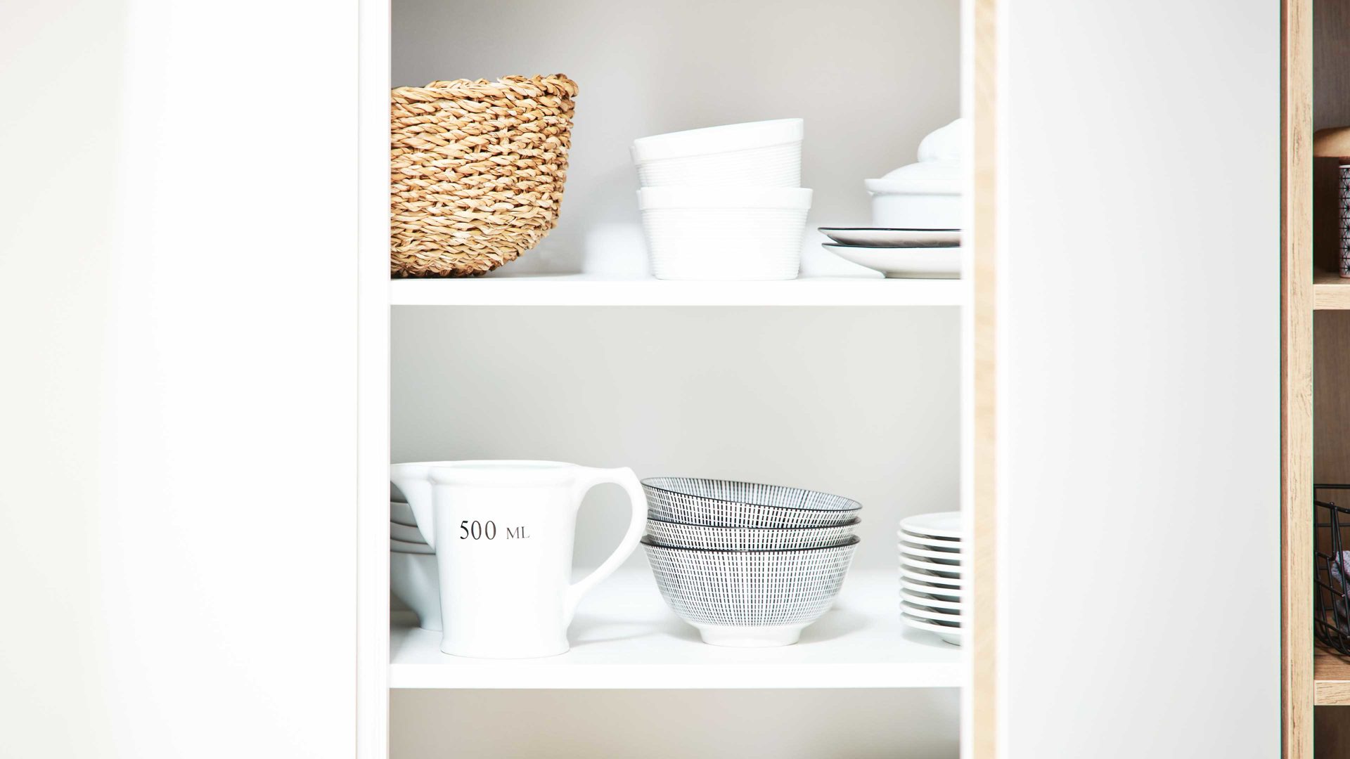 Einbauküche Interliving aus Holz in Weiß Interliving Küche Serie 3043 mit gorenje Einbaugeräten Weiß & Vulkaneiche – Stellfläche ca. 365 x 258 cm