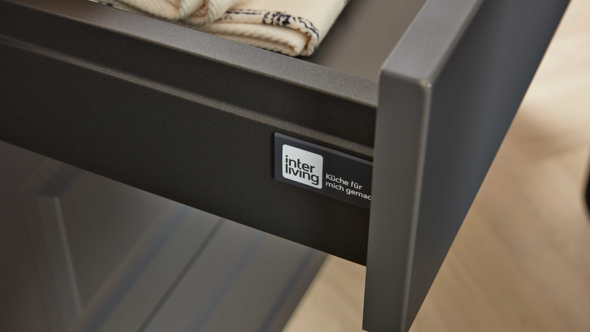 Einbauküche Interliving aus Holz in Dunkelgrau Interliving Küche Serie 3044 mit Miele Einbaugeräten Graphit & Kernbuche – zweizeilig