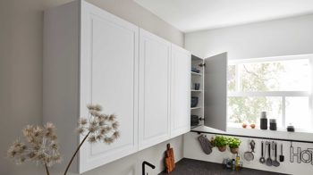 Einbauküche Interliving aus Holz in Grau Interliving Küche Serie 3045 mit AEG Einbaugeräten Weiß – Stellfläche ca. 285 x 400 cm