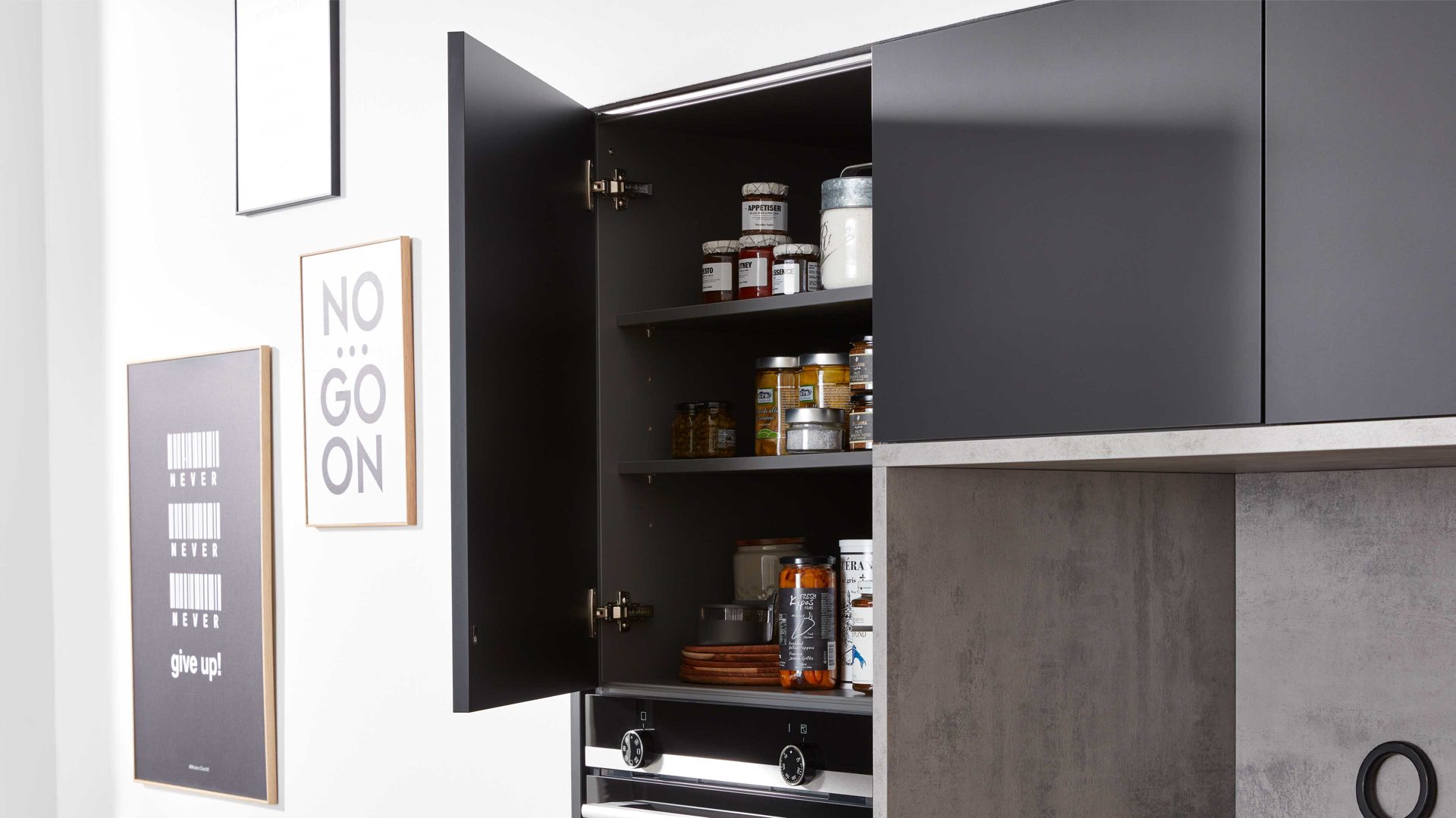 Einbauküche Interliving aus Holz in Schwarz Interliving Küche Serie 3101 mit SIEMENS Einbaugeräten Schwarz & Beton  – zweizeilig