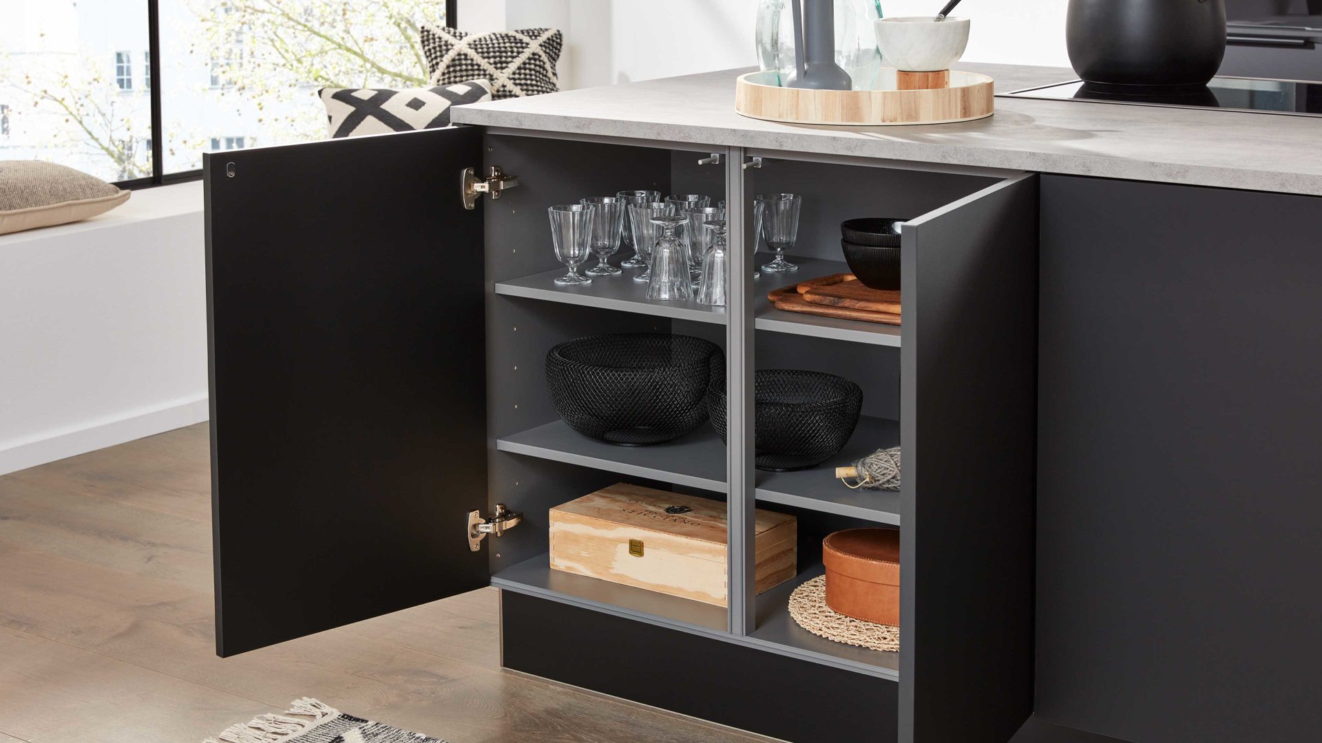 Einbauküche Interliving aus Holz in Schwarz Interliving Küche Serie 3047 mit SIEMENS Einbaugeräten Schwarz & Beton  – zweizeilig