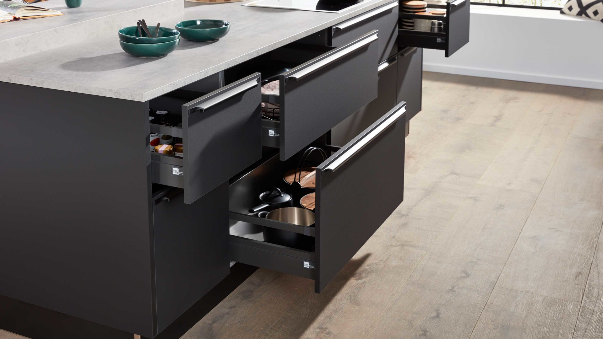 Einbauküche Interliving aus Holz in Schwarz Interliving Küche Serie 3101 mit SIEMENS Einbaugeräten Schwarz & Beton  – zweizeilig