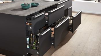 Einbauküche Interliving aus Holz in Schwarz Interliving Küche Serie 3047 mit SIEMENS Einbaugeräten Schwarz & Beton  – zweizeilig