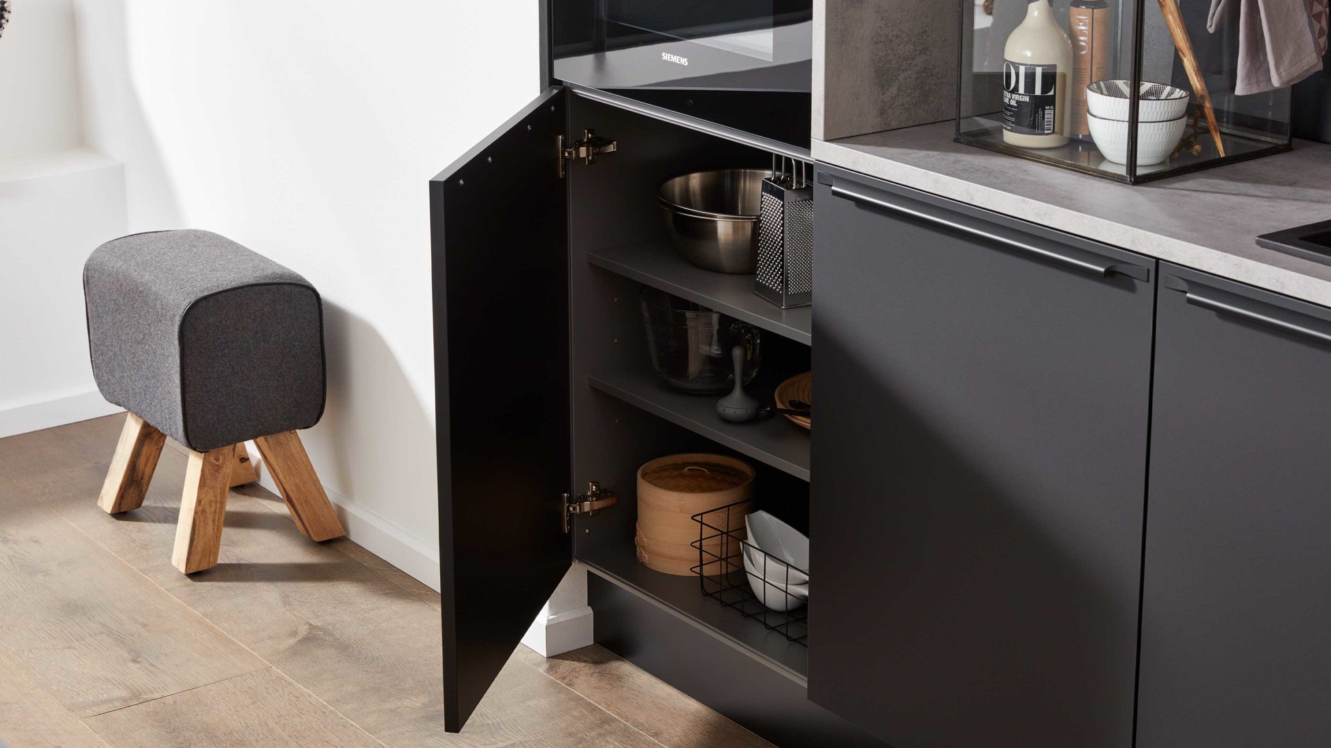 Einbauküche Interliving aus Holz in Schwarz Interliving Küche Serie 3047 mit SIEMENS Einbaugeräten Schwarz & Beton  – zweizeilig