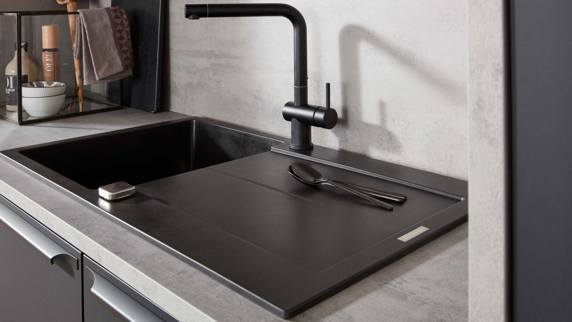 Einbauküche Interliving aus Holz in Schwarz Interliving Küche Serie 3101 mit SIEMENS Einbaugeräten Schwarz & Beton  – zweizeilig