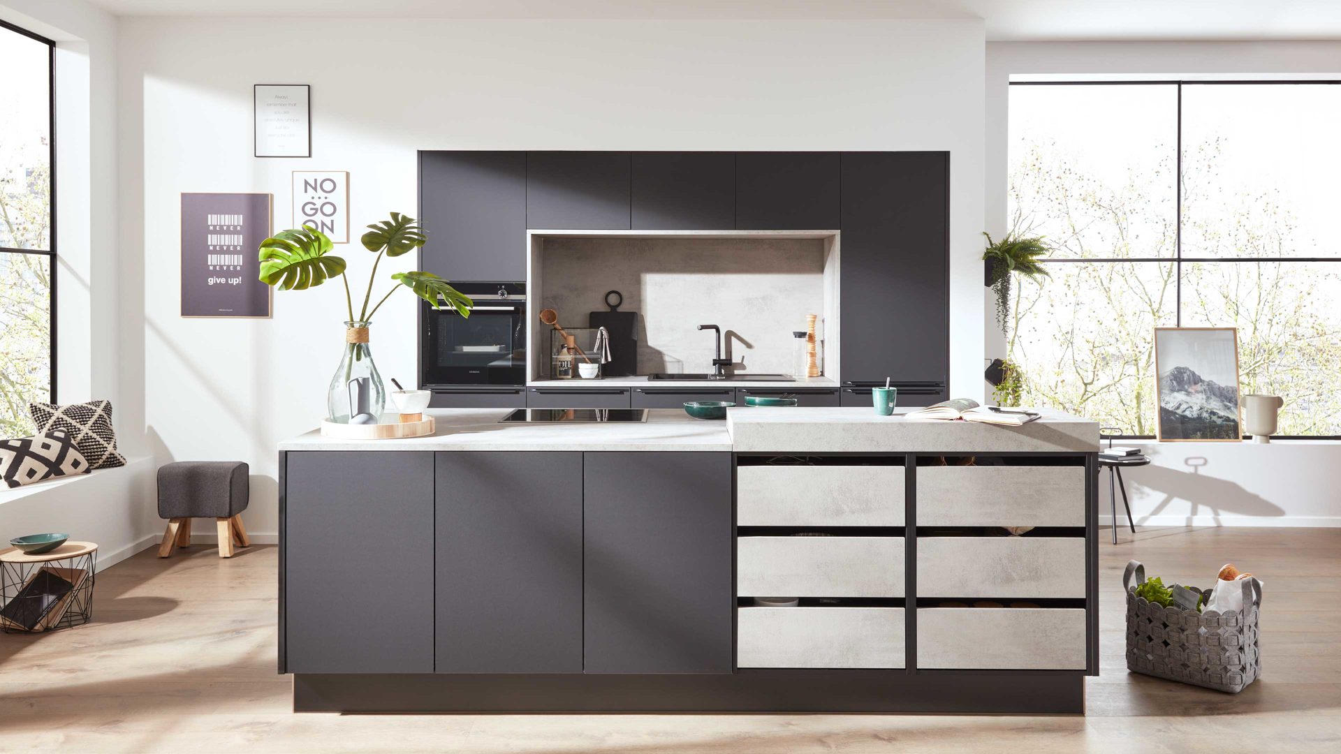 Einbauküche Interliving aus Holz in Schwarz Interliving Küche Serie 3101 mit SIEMENS Einbaugeräten Schwarz & Beton  – zweizeilig