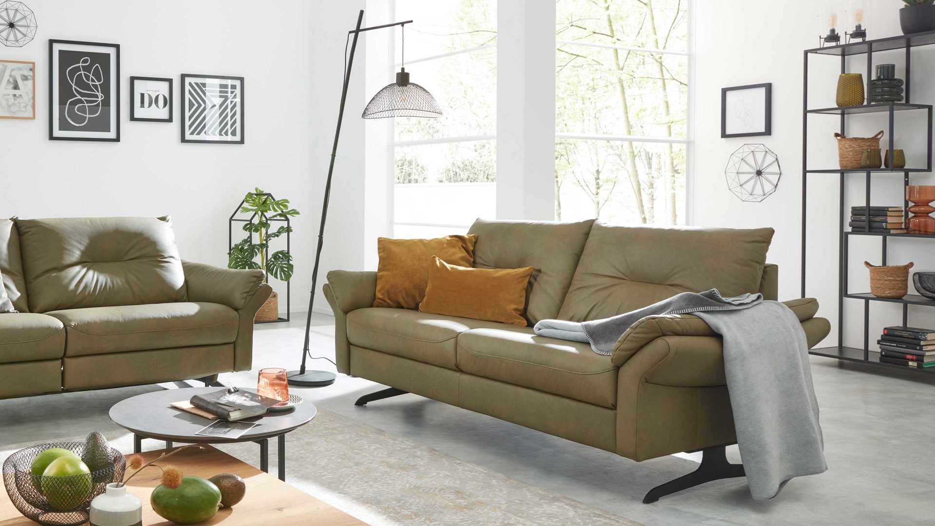 Zweisitzer Interliving aus Leder in Grün Interliving Sofa Serie 4400 - Zweisitzer 230-164 olivgrünes Leder EVI 33 - Breite ca. 214 cm