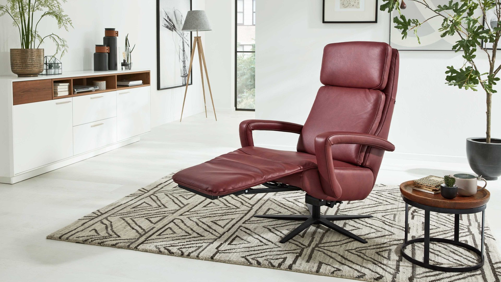 Relaxsessel Interliving aus Leder in Dunkelrot Interliving Sessel Serie 4541 – Relaxsessel F motorisch - barolofarbenes LongLife-Leder Rodeo & Sternfuß V4S