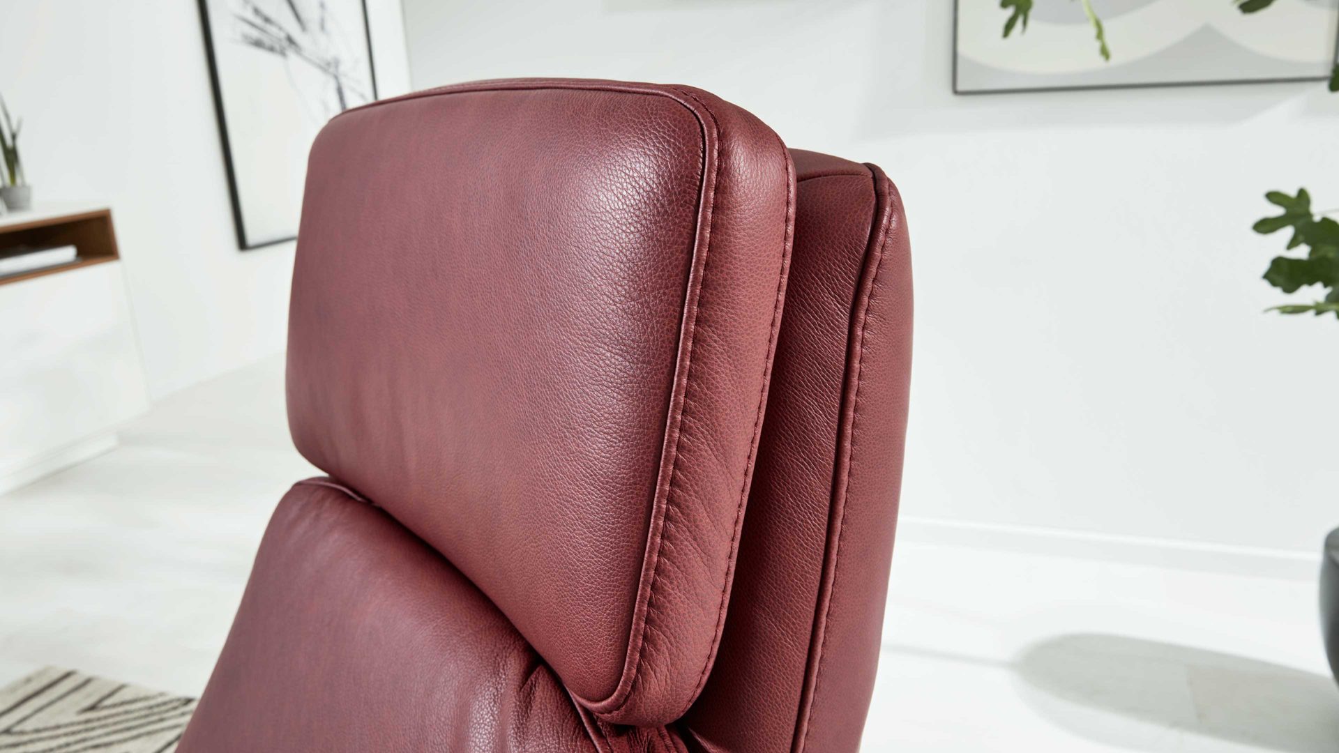 Relaxsessel Interliving aus Leder in Dunkelrot Interliving Sessel Serie 4541 – Relaxsessel F motorisch - barolofarbenes LongLife-Leder Rodeo & Sternfuß V4S