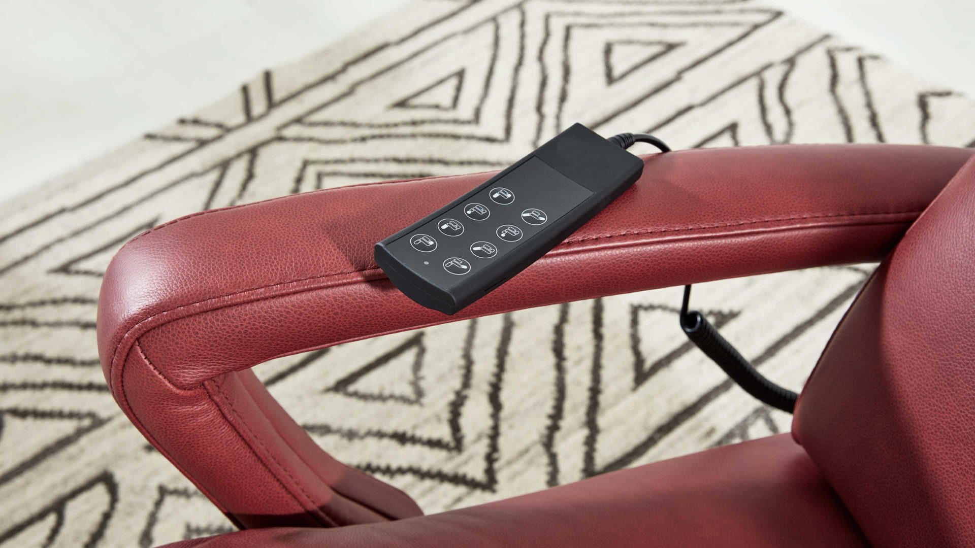 Relaxsessel Interliving aus Leder in Dunkelrot Interliving Sessel Serie 4541 – Relaxsessel F motorisch - barolofarbenes LongLife-Leder Rodeo & Sternfuß V4S