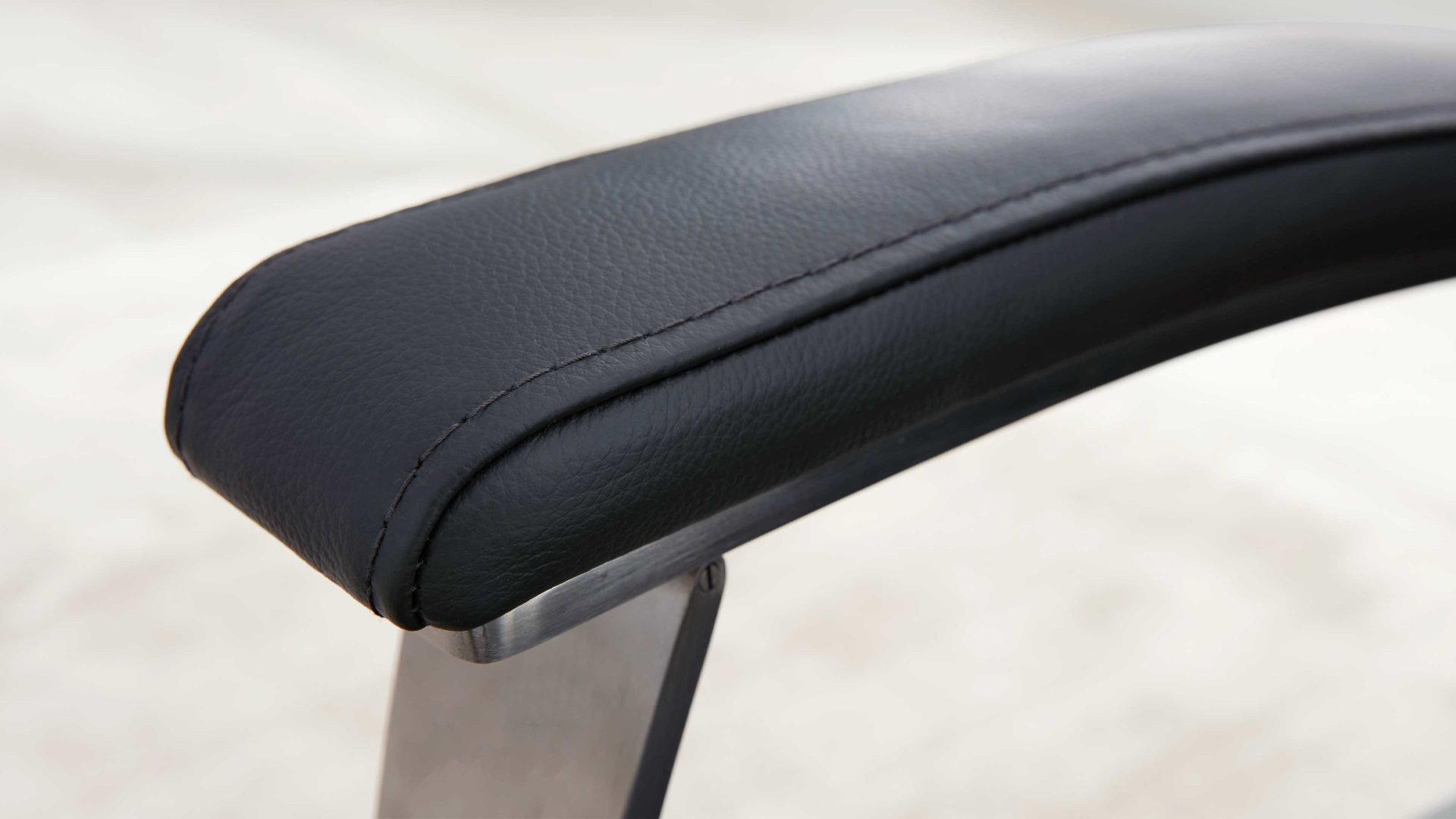 Relaxsessel Interliving aus Leder in Anthrazit Interliving Sessel Serie 4541 – Relaxsessel F motorisch - anthrazitfarbenes LongLife-Leder Credo & Tellerfuß V6