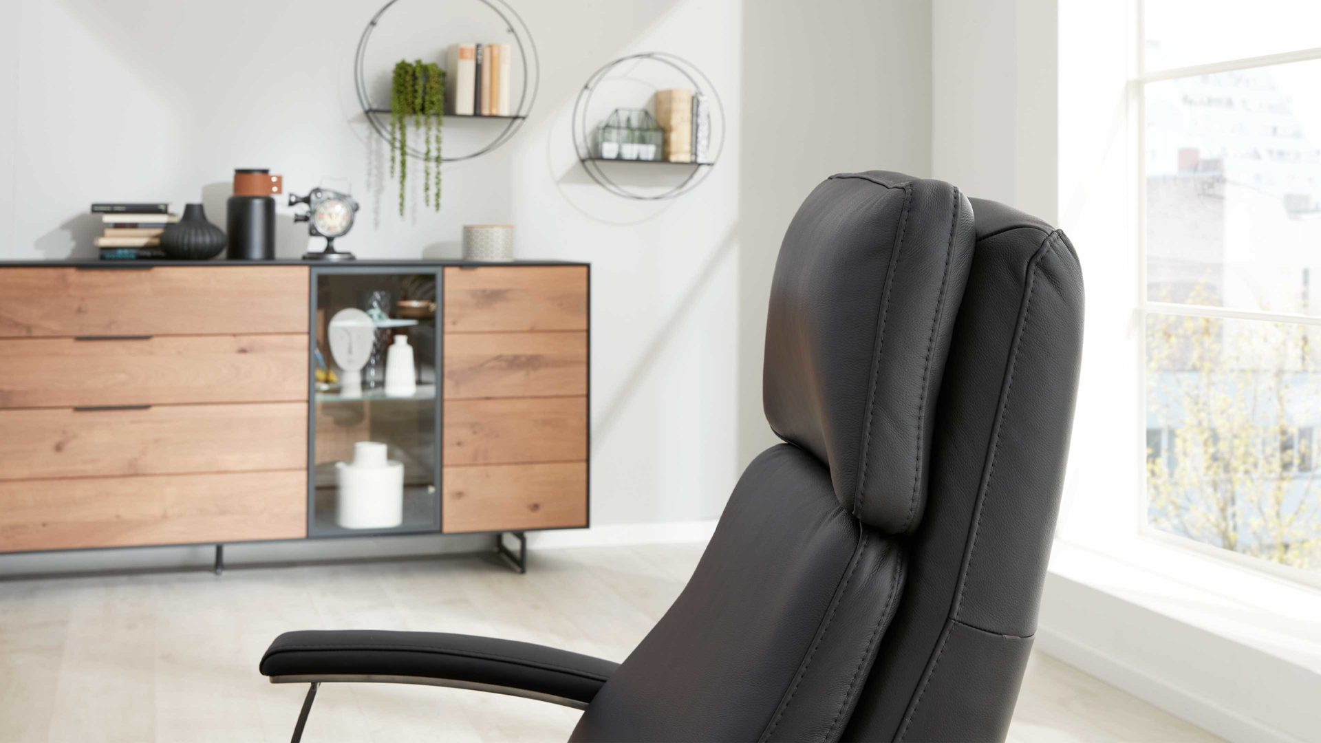 Relaxsessel Interliving aus Leder in Anthrazit Interliving Sofa Serie 4541 – Relaxsessel C manuell - anthrazitfarbenes Leder Credo & Tellerfuß V6