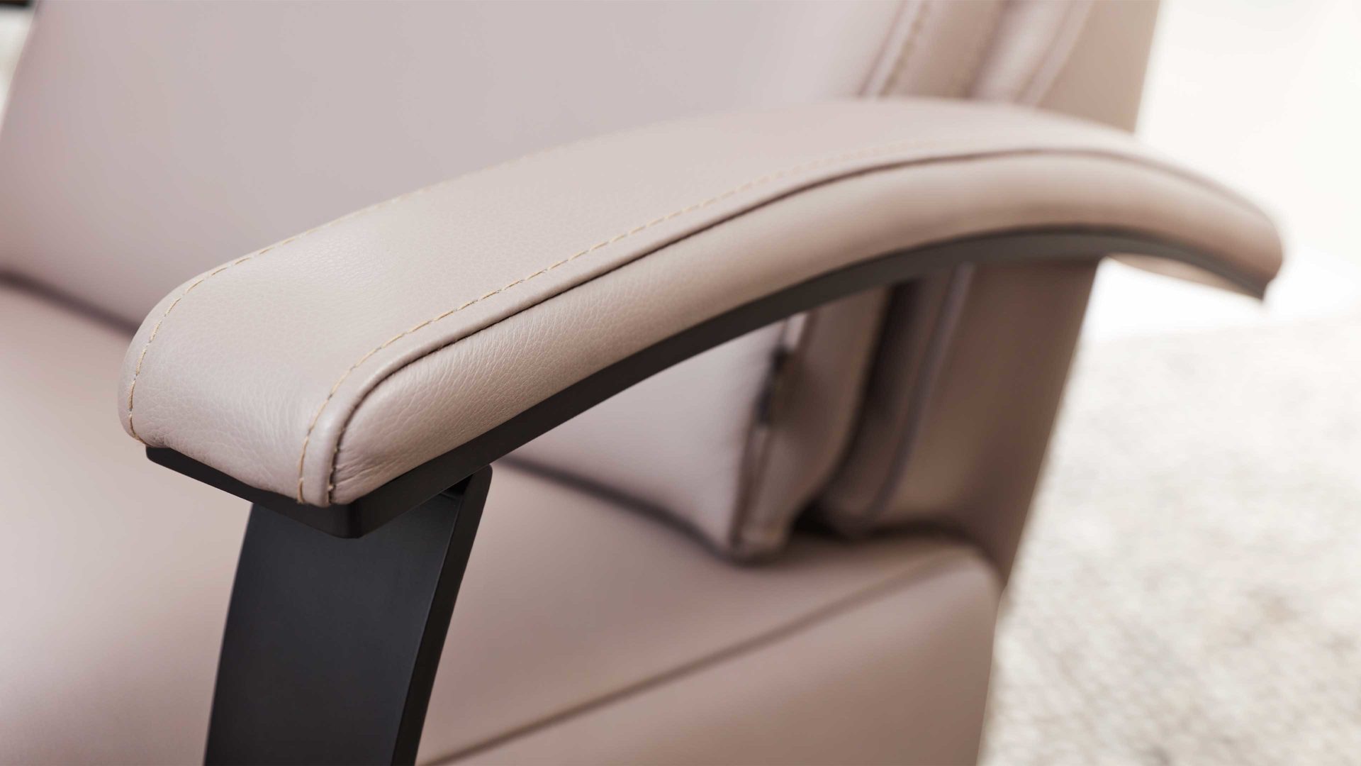 Relaxsessel Interliving aus Leder in Hellgrau Interliving Sessel Serie 4541 – Relaxsessel motorisch - granitfarbenes LongLife-Leder Credo & Sternfuß V4S