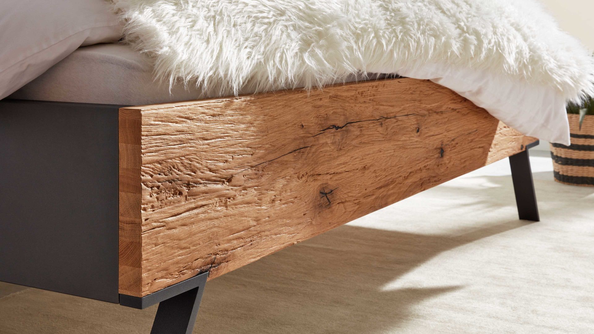 Komplettzimmer Interliving aus Holz in Dunkelgrau Interliving Schlafzimmer Serie 1025 – Komplettzimmer 530001 Graphit & Balkeneiche gehackt - vierteilig, Liegefläche ca. 180 x 200 cm