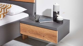 Nachtkommode Interliving aus Holz in Dunkelgrau Interliving Schlafzimmer Serie 1025 – Hängekonsole rechts, eine Schublade - Graphit & Balkeneiche gehackt