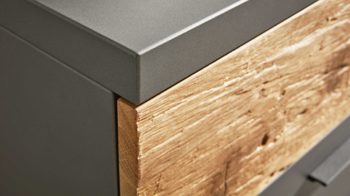 Kombikommode Interliving aus Holz in Dunkelgrau Interliving Schlafzimmer Serie 1025 – Kombikommode Graphit & Balkeneiche gehackt - vier Schubladen, eine Tür