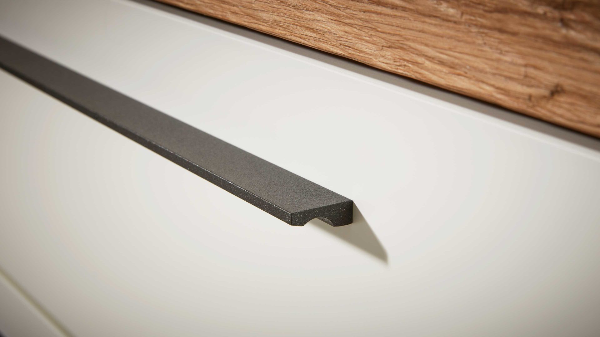 Kombikommode Interliving aus Holz in Weiß Interliving Schlafzimmer Serie 1025 – Kombikommode Weiß & Balkeneiche gehackt - vier Schubladen, eine Tür