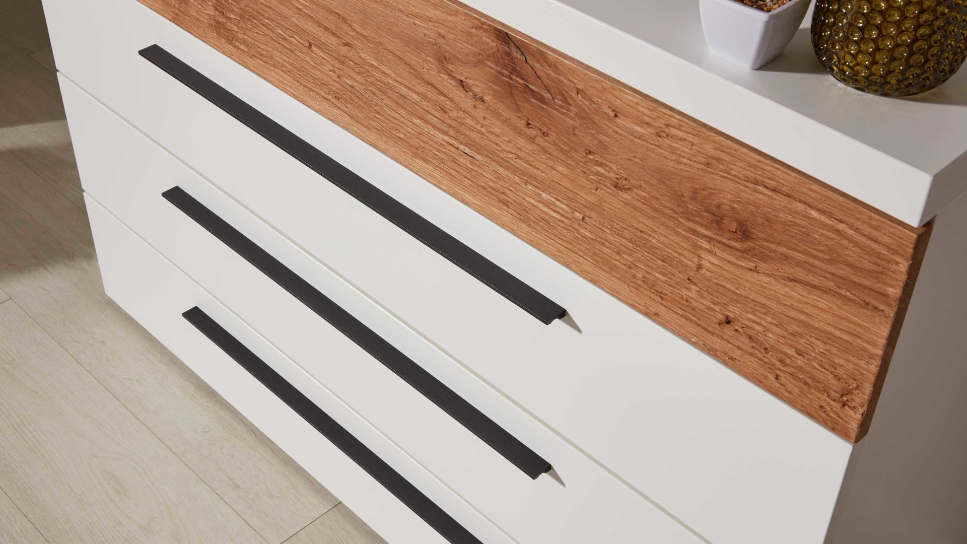 Schubladenkommode Interliving aus Holz in Weiß Interliving Schlafzimmer Serie 1025 – Schubladenkommode 531091 Weiß & Balkeneiche gehackt - vier Schubladen