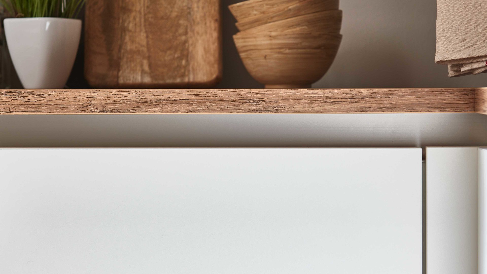 Einbauküche Nolte® küchen aus Holz in Weiß nolte® Einbauküche Manhattan Uni mit SIEMENS-Einbaugeräten Weiß & Vulkaneiche – zweizeilig