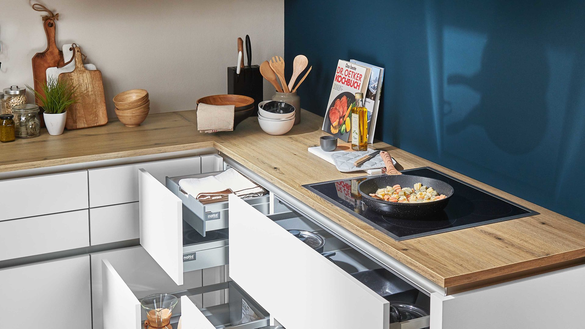 Einbauküche Nolte® küchen aus Holz in Weiß nolte® Einbauküche Manhattan Uni mit SIEMENS-Einbaugeräten Weiß & Vulkaneiche – zweizeilig