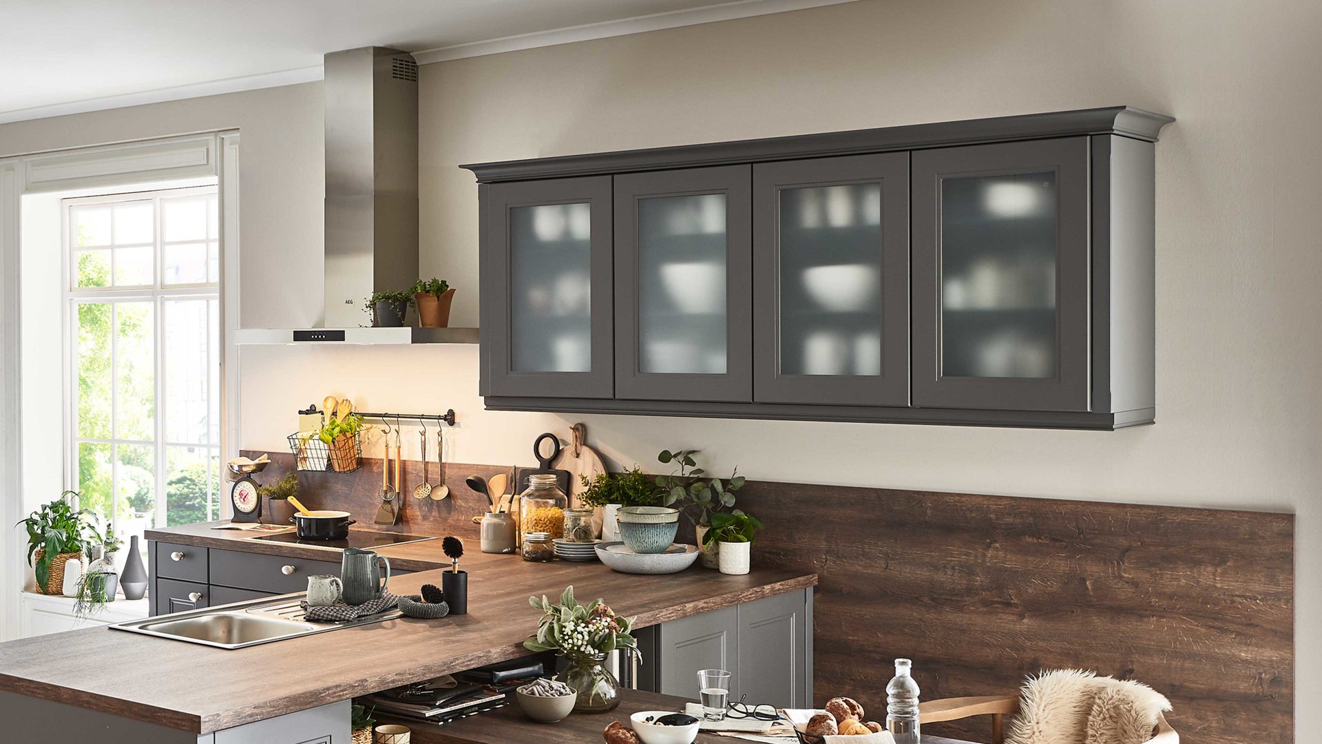 Einbauküche Nolte® küchen aus Holz in Dunkelgrau nolte® Einbauküche Windsor mit AEG-Einbaugeräten Quarzgrau & Eiche Barrique – zweizeilig