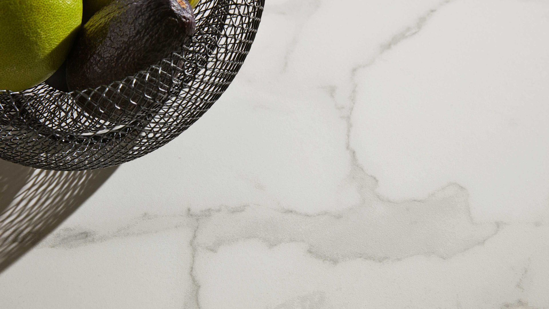 Couchtisch Interliving aus Keramik in Weiß Interliving Couchtisch Serie 6208 - Couchtisch Weiß marmorfarbene Keramik & schwarzer Stahl - Durchmesser ca. 90 cm